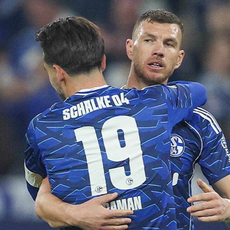 Edin Dzeko, Schalke'yi s�rtl�yor