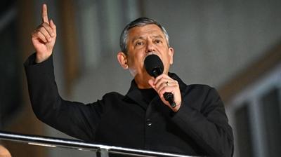 Ya T�rkiye CHP'ye kalsayd�! �zg�r �zel'in rahatl��� pes dedirtti