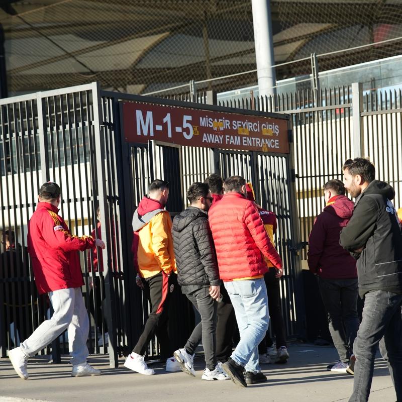 Galatasaray taraftar�, derbi �ncesi Dolmabah�e'de