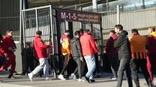 Galatasaray taraftar�, derbi �ncesi Dolmabah�e'de