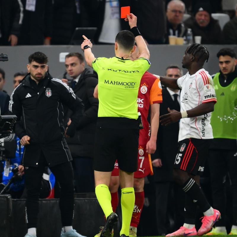 Be�ikta�-Galatasaray derbisi Almanya g�ndeminde! 'Daha �nce oyundan at�lmal�yd�'