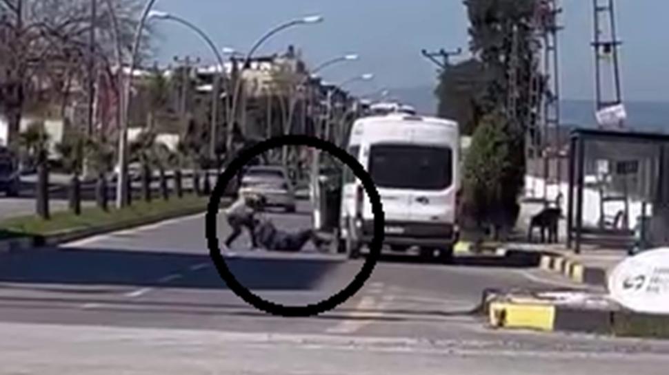 Deh�et anlar� kamerada: Minib�s �of�r�n� yere yat�r�p yumruklar�