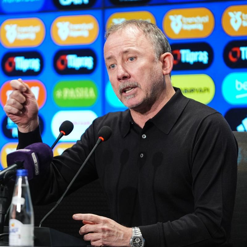 Hakem ne yapt���n� bilmiyor!