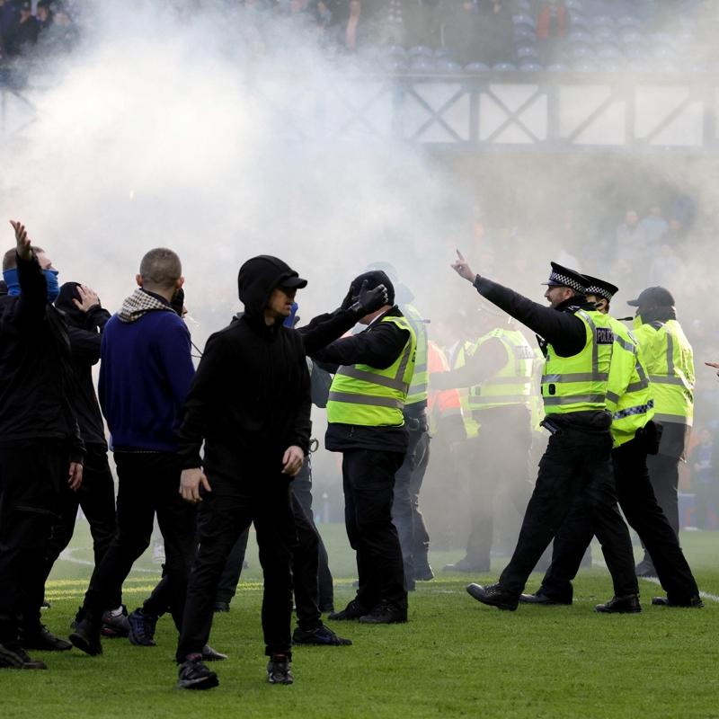 �sko�ya'da ortal�k kar��t�! Taraftarlar sahaya indi