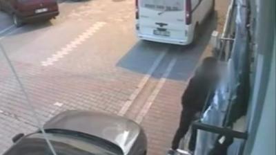 Camda as�l� duran elbiseleri �ald�: Esenyurt'ta �r�mcek adam�m�z eksikti