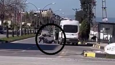 Deh�et anlar� kamerada: Minib�s �of�r�n� yere yat�r�p yumruklar�