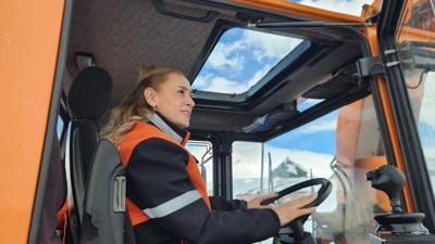 En zor �artlarda sahada... Karayollar�na kad�n eli!