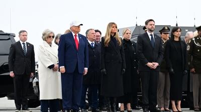 �ran'�n misillemelerinde �len ABD askerlerinin cenazeleri Delaware'e getirildi