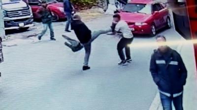 T�k�r�k son damla oldu: Birbirlerine tekmeler savurdular