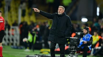 Thorsten Fink'ten ofsayt tepkisi: Fenerbah�eli oyuncu kalecinin hareket alan�n� k�s�tlad�
