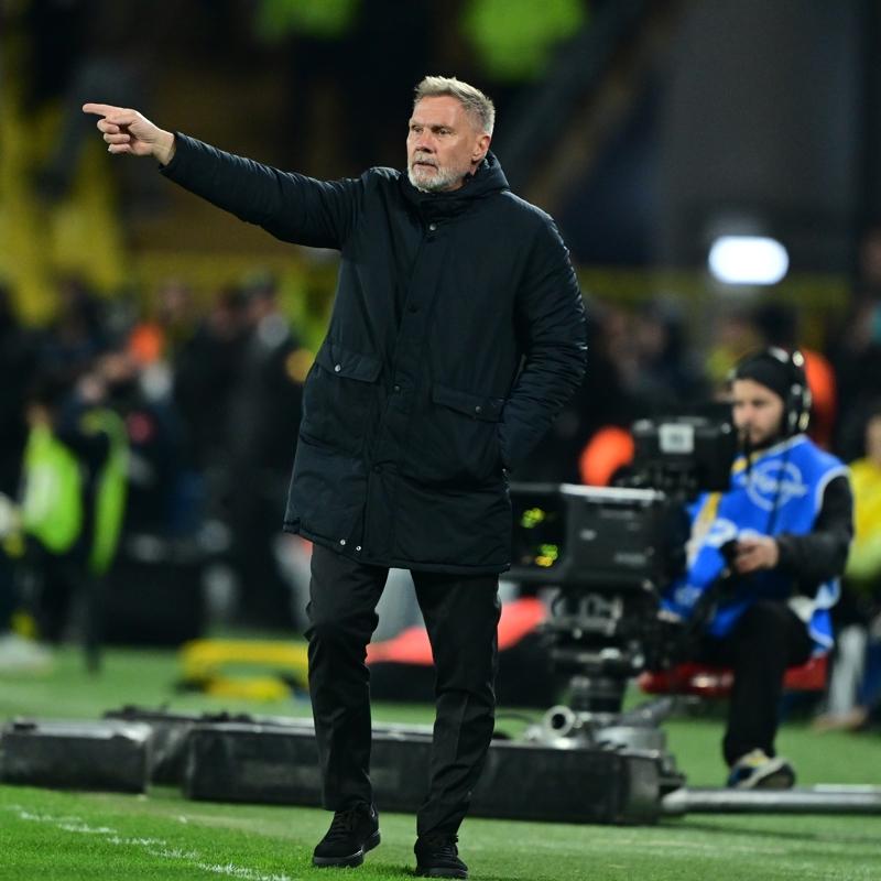 Thorsten Fink'ten ofsayt tepkisi: Fenerbah�eli oyuncu kalecinin hareket alan�n� k�s�tlad�