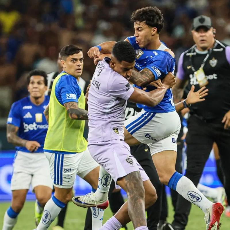 Brezilya'da final ma��nda ortal�k kar��t�! 23 futbolcuya k�rm�z� kart ��kt�