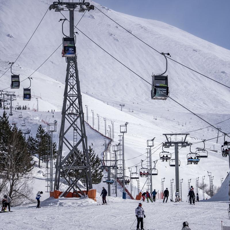 K�� turizminin �nemli noktas� Paland�ken'de hafta sonu yo�unlu�u ya�and�!