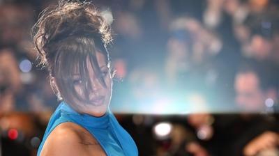 D�nyaca �nl� �ark�c� Rihanna �l�mden d�nd�! Evine ate� a��ld�