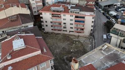 �stanbul'da korkutan g�r�nt�! Temeli kayan bina bo�alt�ld�