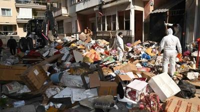 �zmir'de evden 12 kamyon ��p ��kar�ld�