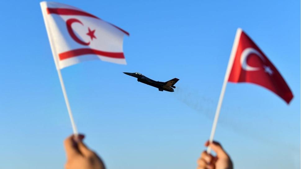 T�rk F-16'lar� KKTC'ye konu�land�!  MSB'den anlaml� mesaj: Karde�imiz i�in geldik