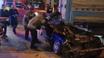 Bursa'da feci kaza! Otomobil t�r�n alt�na girdi