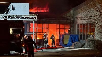 Kayseri'de korkutan yang�n... Mobilya at�lyesi alevlere teslim oldu
