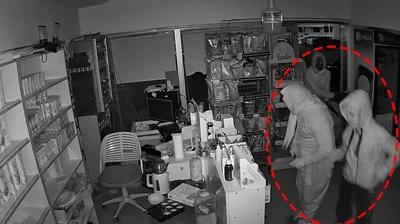 Polisten ka�amad�lar... Kad�n k�l���na girmek bile kurtaramad�