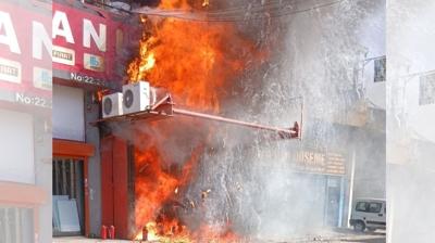 Zeytinburnu'nda yang�n! Alevler d�kkan� sard�