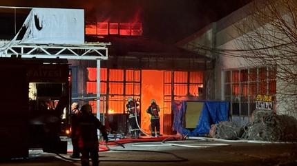 Kayseri'de korkutan yang�n... Mobilya at�lyesi alevlere teslim oldu