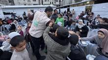 T�rkiye, Ramazan'�n bereketini Gazze'yle payla��yor: �HH'dan her g�n 165 bin ki�iye iftar