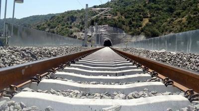 Tren hatlar�ndan uzak durun! TCDD iki b�lge i�in uyard�