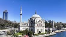 Bo�az siluetinin dikkati �eken yap�lar�ndan Dolmabah�e Camisi