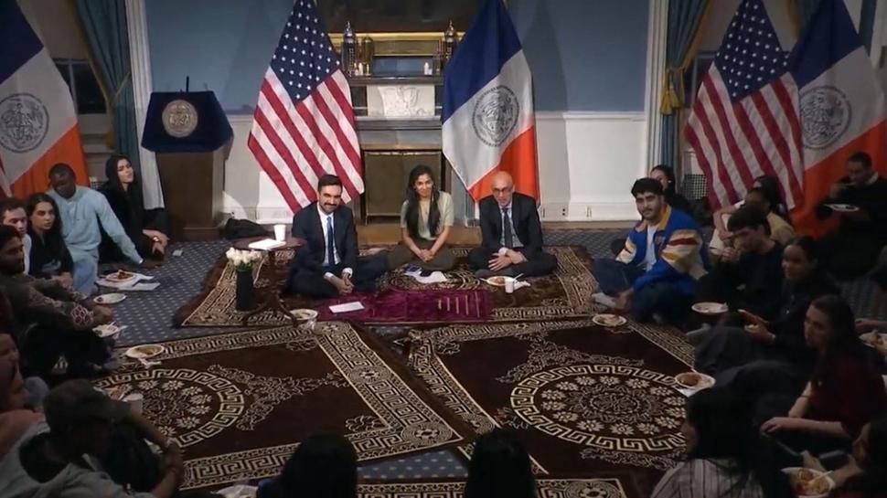 Mamdani konutunda iftar verdi, namaz k�ld�