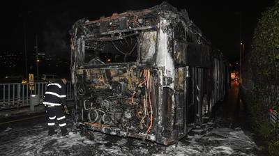 �stanbul'da gece facias�! Metrob�s k�le d�nd�, yolcular can�n� zor kurtard�