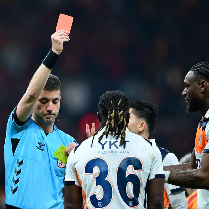 Ba�ak�ehir, Galatasaray deplasman�nda 10 ki�i kald�! ��te o anlar...