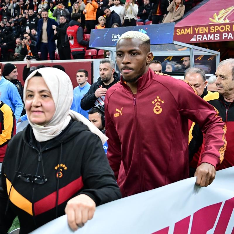 Galatasaray, seremonide Ya�l�lar Haftas�'n� unutmad�