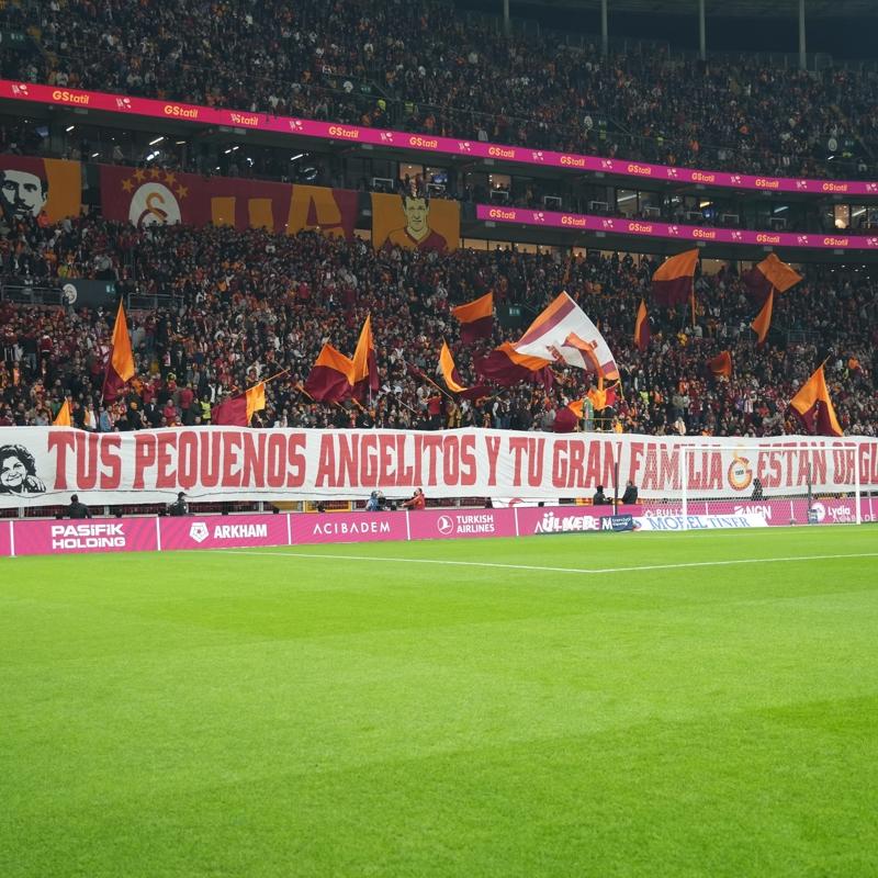 Galatasaray taraftar�ndan Lucas Torreira i�in anlaml� pankart