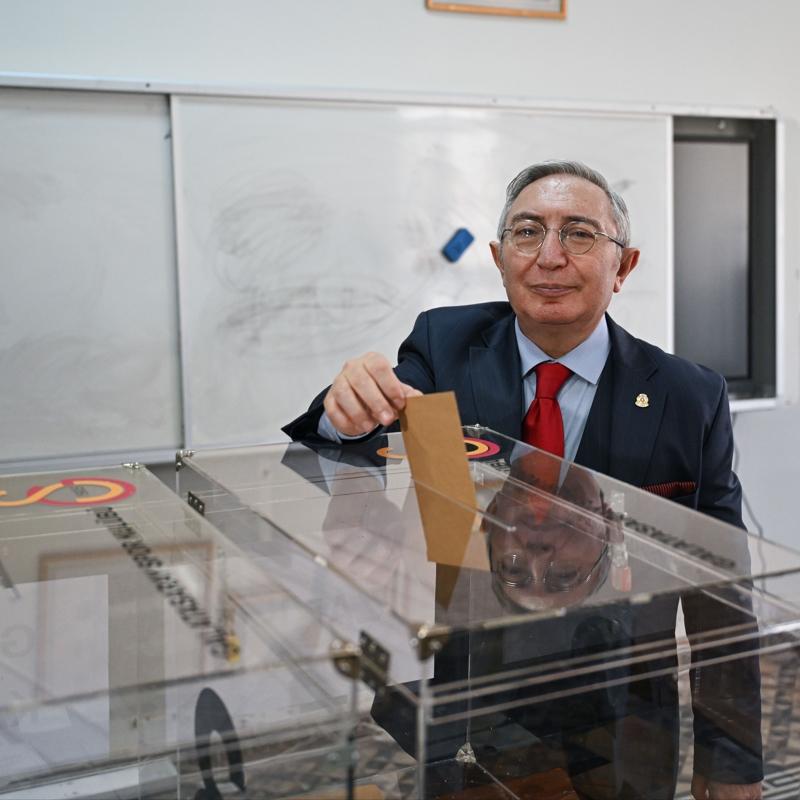 Galatasaray'da Divan Kurulu se�imi sonu�land�: Aykutalp Derkan koltu�unu korudu