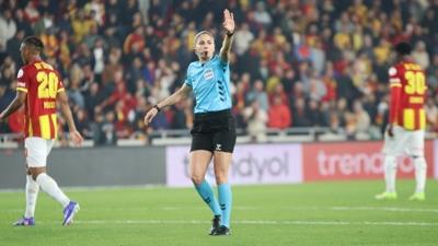 Tam 22 yıl sonra! Süper Lig'de bir kadın hakem düdük çaldı