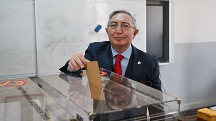 Galatasaray'da Divan Kurulu se�imi sonu�land�: Aykutalp Derkan koltu�unu korudu