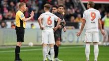 Bayern M�nih, Leverkusen deplasman�nda 9 ki�iyle puan� ald�