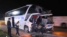 Yolcu otob�s� ile t�r �arp��t�! Yaral�lar var