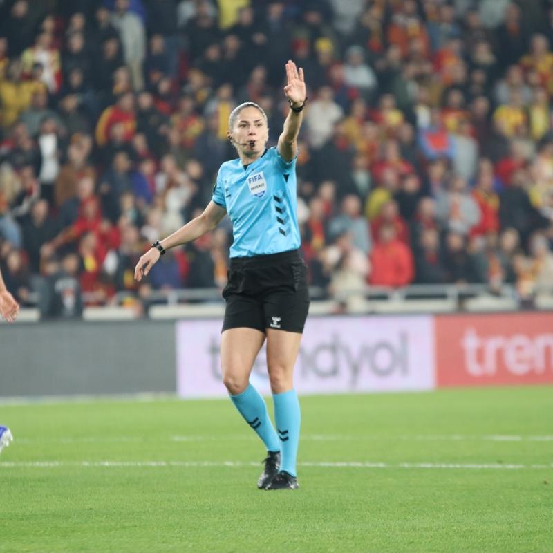 Tam 22 y�l sonra! S�per Lig'de bir kad�n hakem d�d�k �ald�