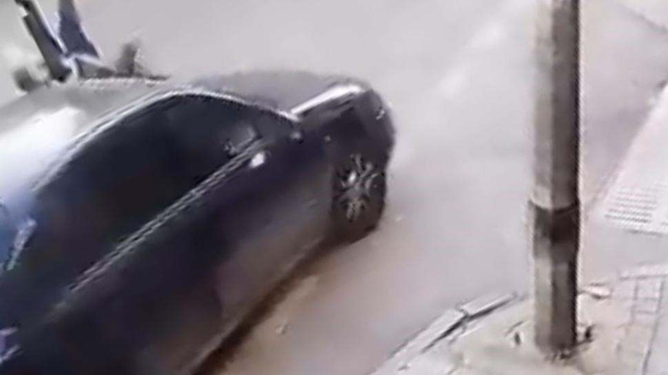 Ya�l� kad�n� ezip kahve i�ti