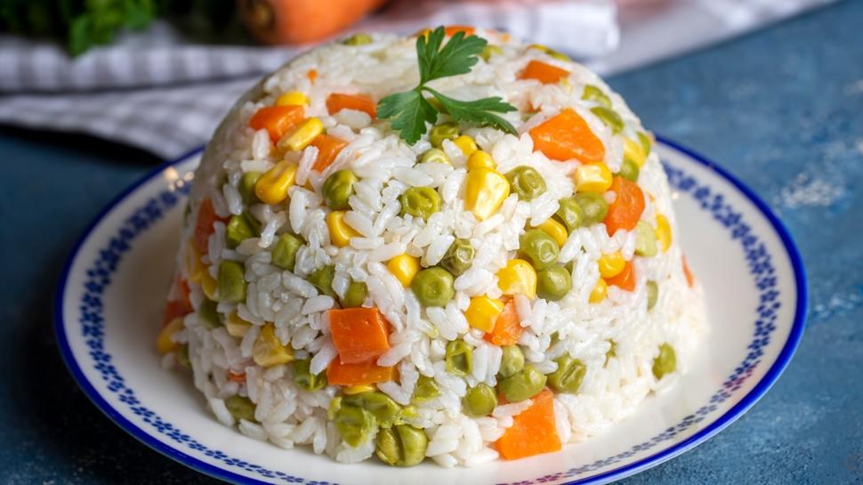 Bugün ne pişirsen diyenlere gökkuşağı pilavı tarifi