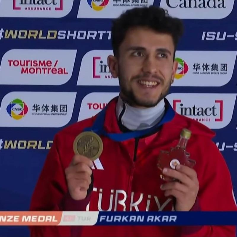 Milli sporcu Furkan Akar'dan tarihe ge�en madalya