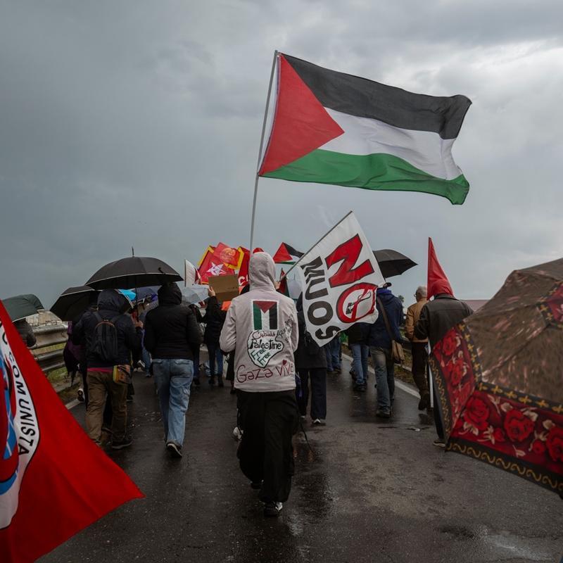 Sicilya'da sava� kar��t� protesto: Filistin bayraklar�yla ABD �ss�ne y�r�d�ler