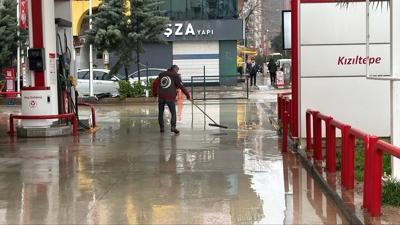 Kent sulara teslim oldu: Ev ve i� yerlerini su bast�, trafik kitlendi