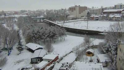 Mart kap�dan bakt�r�r kazma k�rek yakt�r�r! Kent yo�un kar ya����yla beyaza b�r�nd�