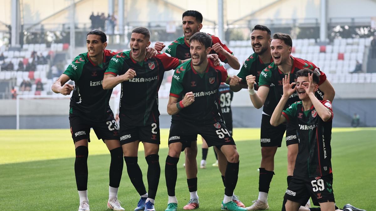 Kar��yaka galibiyet Ayval�kg�c� Ma�� play-off foto�raflar� resimleri