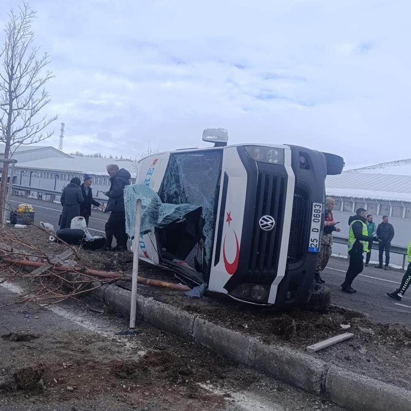 Erzurum'da feci kaza: Kamyon ile minib�s �arp��t�
