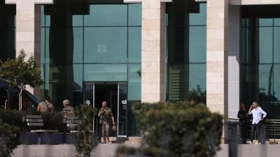 Kepez H�k�met Kona��'nda silah sesleri: Kendisini odaya kilitleyen ��pheli teslim oldu