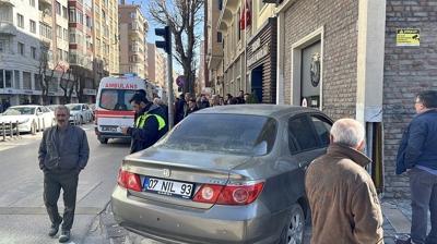 K�rm�z� ���k ihlali felaketi getirdi: Otomobil yayalar�n aras�na dald�